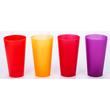 4個のPCSを飲むカップが付いているプラ​​スチック製の水差し4L